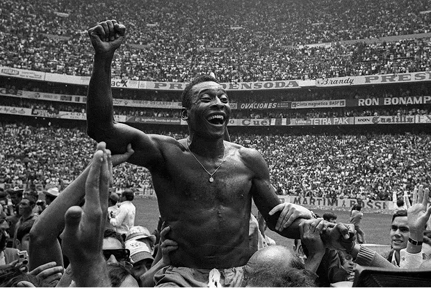 Cổ động viên Brazil yêu cầu tưởng niệm Pelé.