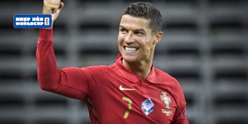 Cú đúp thần thánh bùng nổ truyền thông của Ronaldo
