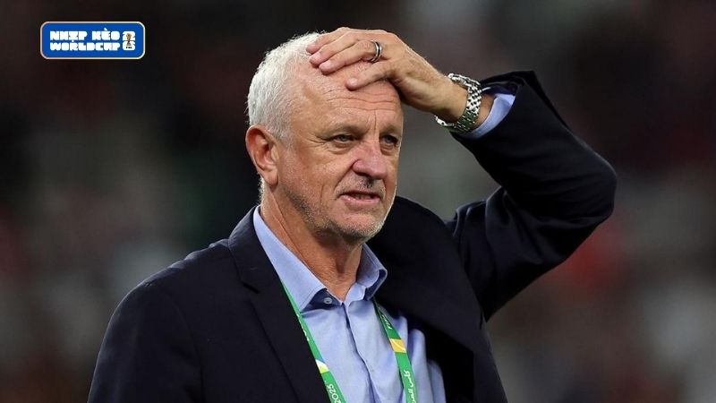 Graham Arnold là HLV trưởng của đội