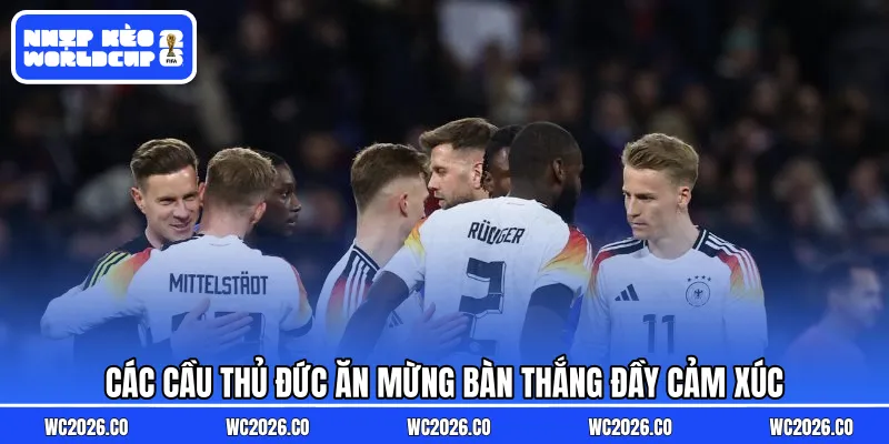 Các cầu thủ Đức ăn mừng bàn thắng đầy cảm xúc