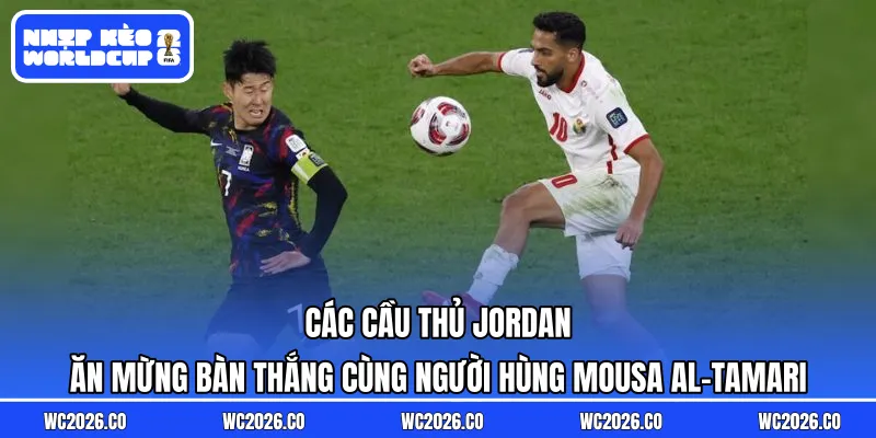 Các cầu thủ Jordan ăn mừng bàn thắng cùng người hùng Mousa Al-Tamari