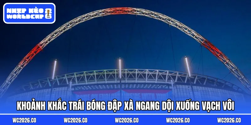 Khoảnh khắc trái bóng đập xà ngang dội xuống vạch vôi