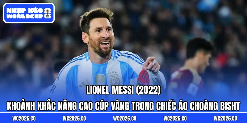 Messi nâng cao Cúp Vàng trong chiếc áo choàng Bisht, chính thức hoàn thiện sự nghiệp vĩ đại