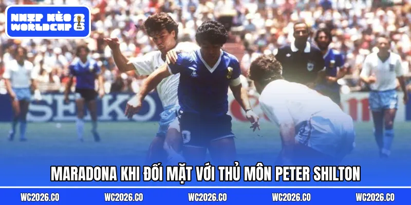 Maradona khi đối mặt với thủ môn Peter Shilton