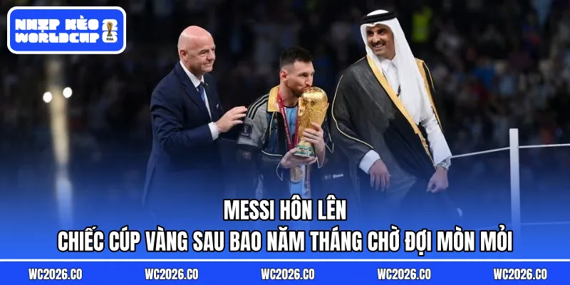 Messi hôn lên chiếc Cúp Vàng sau bao năm tháng chờ đợi mòn mỏi