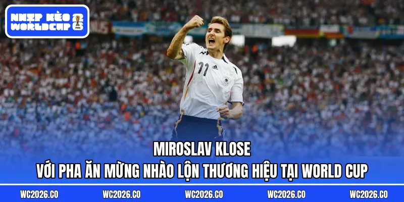 Miroslav Klose với pha ăn mừng nhào lộn thương hiệu tại World Cup
