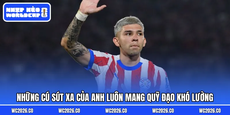 Những cú sút xa của anh luôn mang quỹ đạo khó lường