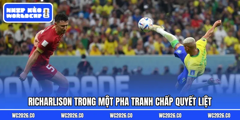 Richarlison trong một pha tranh chấp quyết liệt