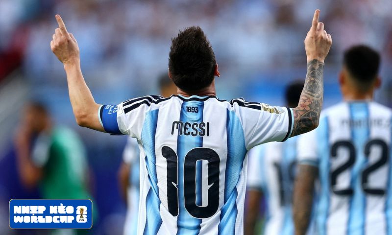 Cú hat-trick đưa Messi chạm tới những kỷ lục vô tiền khoáng hậu