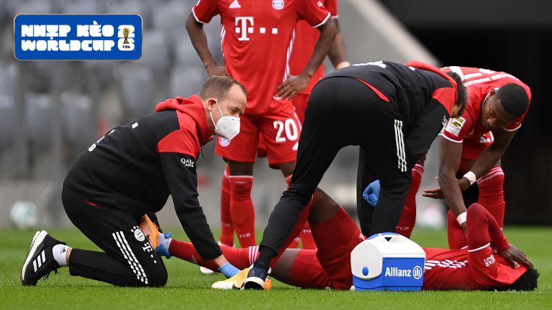 Alphonso Davies gặp sự cố chấn thương rách bó cơ đùi trái sau Alphonso Davies gặp sự cố chấn thương rách bó cơ đùi trái sau