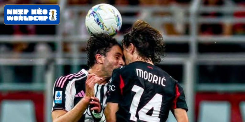 Cận cảnh tình huống Luka Modric va chạm mạnh với Locatelli dẫn đến chấn thương vùng mặt ở phút 79 Cận cảnh tình huống Luka Modric va chạm mạnh với Locatelli dẫn đến chấn thương vùng mặt ở phút 79