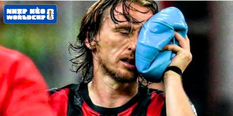 Khoảnh khắc Luka Modric chấn thương vùng mặt sau pha va chạm Khoảnh khắc Luka Modric chấn thương vùng mặt sau pha va chạm
