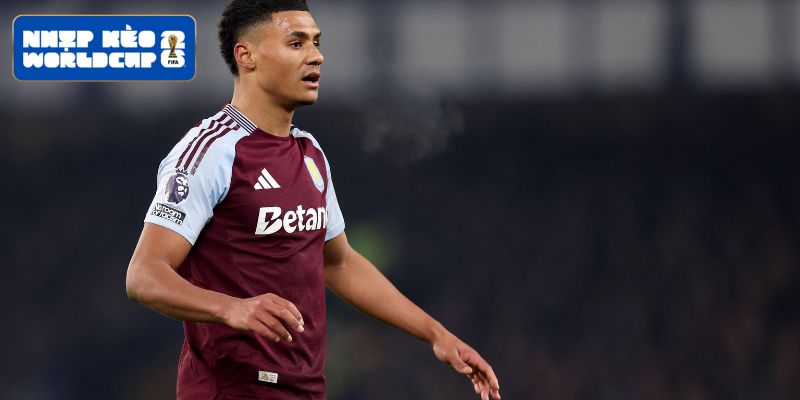 Ollie Watkins chấn thương đầu sau pha va chạm cực mạnh với trung vệ Morato Ollie Watkins chấn thương đầu sau pha va chạm cực mạnh với trung vệ Morato