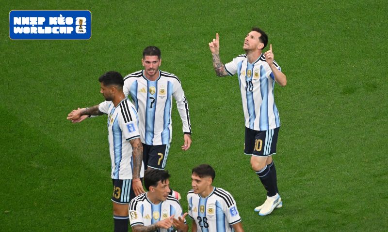Argentina áp đảo, Messi vượt qua cả những khoảnh khắc khó khăn
