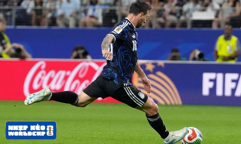 Messi lập kỷ lục mới, Argentina toàn thắng vòng bảng