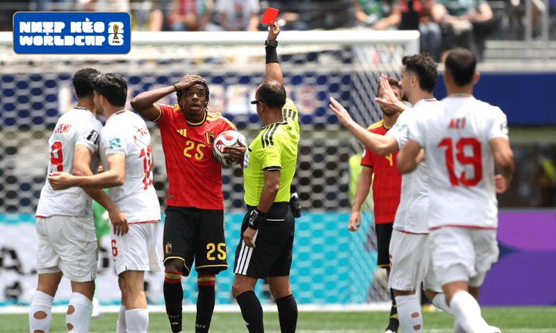 Thẻ đỏ của Nathan Ngoy khiến Bỉ đối mặt nguy cơ bị loại sớm Thẻ đỏ của Nathan Ngoy khiến Bỉ đối mặt nguy cơ bị loại sớm