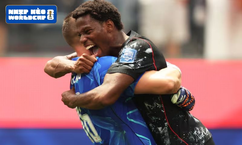 Alphonso Davies tiếp thêm sức mạnh cho Canada