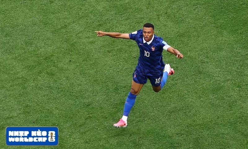 Mbappé tiếp tục bùng nổ, đưa Pháp vào vòng knock-out và áp sát Messi