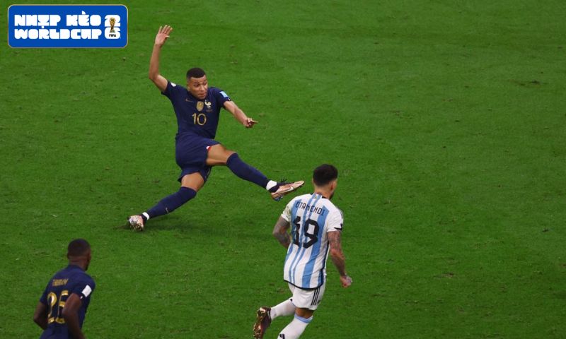 Kylian Mbappé san bằng kỷ lục của Miroslav Klose và áp sát Lionel Messi