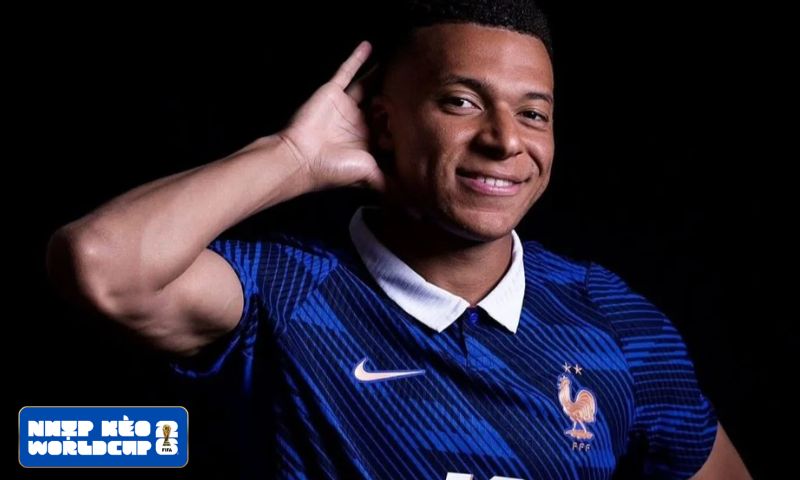Mbappé tỏa sáng sau trận đấu bị gián đoạn vì thời tiết xấu