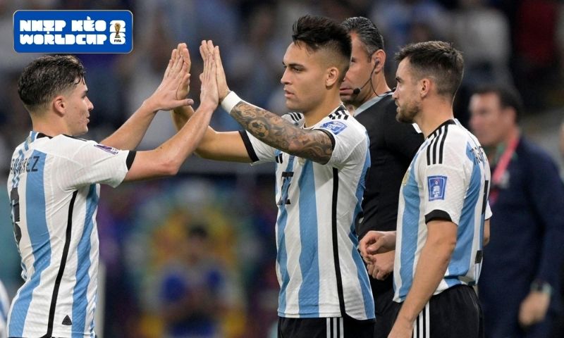 Scaloni đối mặt bài toán lựa chọn trên hàng công Argentina