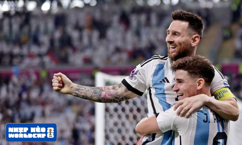 Lautaro Martinez và Julian Alvarez: Hai phong cách, một vị trí