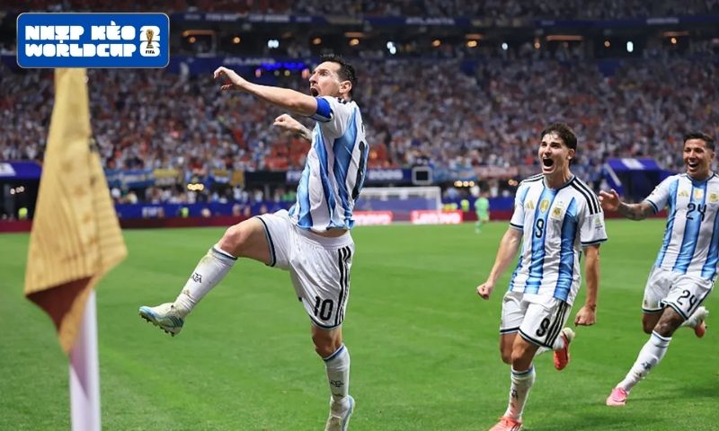 Argentina thoát hiểm sau màn lội ngược dòng chỉ trong ít phút