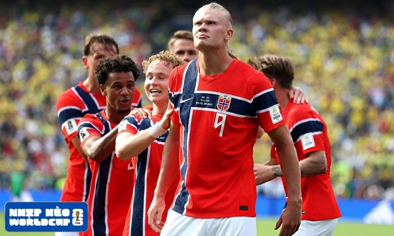Haaland lập cú đúp trước Brazil, san bằng Messi và Mbappé