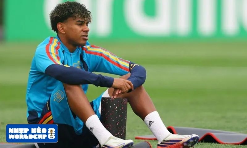 Lamine Yamal quấn băng đùi và tập riêng trước chung kết World Cup 2026 Lamine Yamal quấn băng đùi và tập riêng trước chung kết World Cup 2026