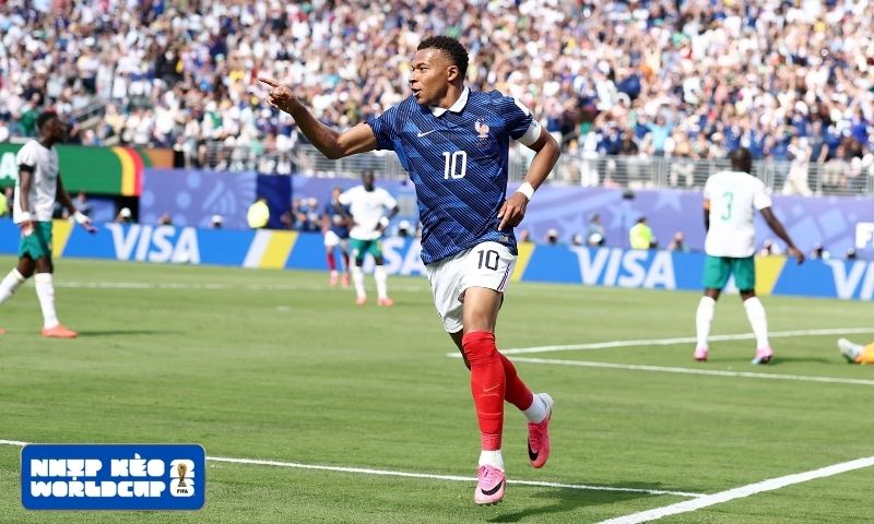 Mbappé rực sáng đưa Pháp vào vòng 16 đội