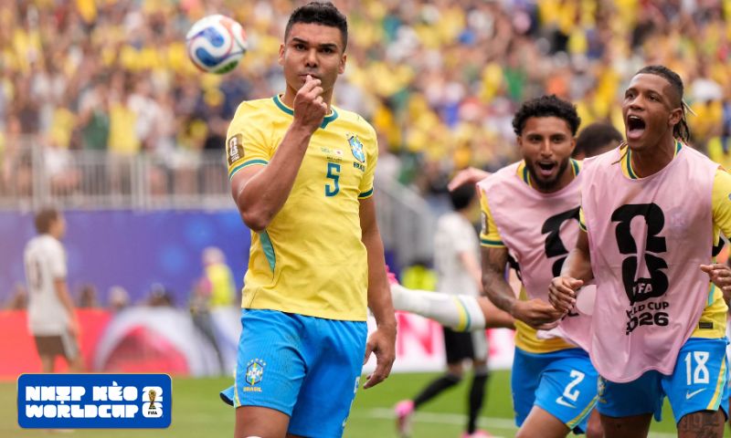 Casemiro và Martinelli giúp Brazil thoát hiểm