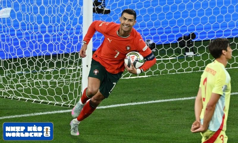 Unai Simon cảnh báo Ronaldo vẫn là sát thủ vòng cấm hàng đầu