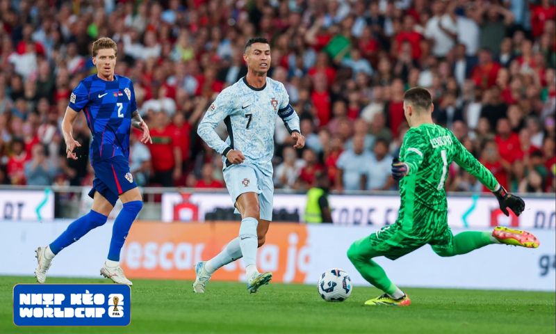 Tây Ban Nha muốn đẩy Ronaldo ra xa khu vực nguy hiểm